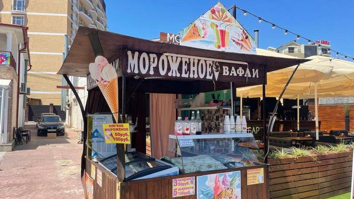 В Анапе демонтировали незаконны батуты и лотки с мороженым