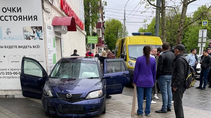 Пенсионерка, сбитая на тротуаре напротив драмтеатра Краснодара, скончалась в больнице