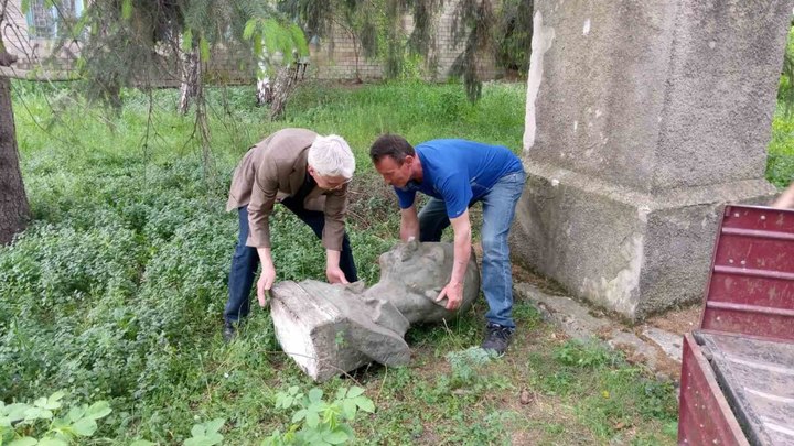 В Полтавской области разрушили памятник Максиму Горькому