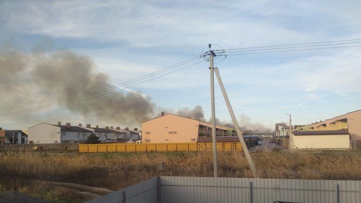 Сильнейший ландшафтный пожар случился возле посёлка Солнечный под Ростовом-на-Дону