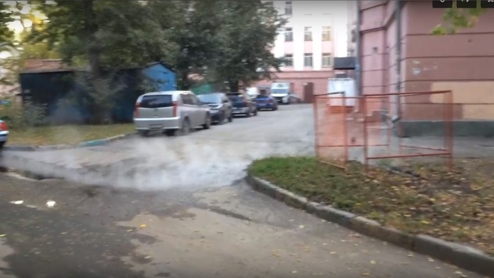 Вот он, прорыв!: Гейзер забил из-под земли рядом с многоэтажками в Новосибирске