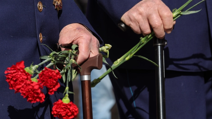 Житель Астаны в одиночку устраивает концерты у Вечного огня на День Победы