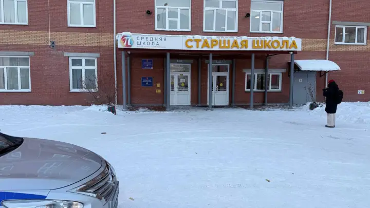 В сети появились кадры школы в Красноярске после нападения и поджога девочки