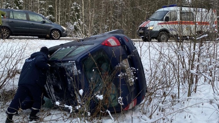 На дороге под Чеховом спасателям пришлось извлекать водителя из перевернутой машины