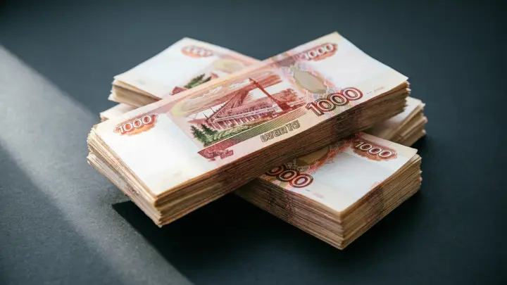 Возвращение к истокам: в России массово снимают наличные
