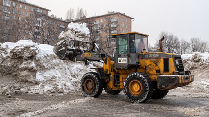 В Новосибирске ликвидируют огромный снегоотвал в Октябрьском районе