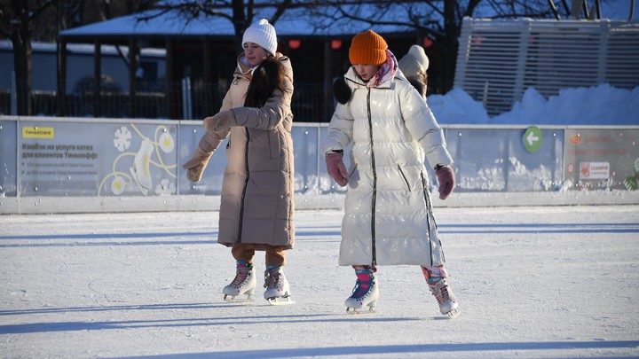 Каток на стадионе «Лыбедь» откроют с опозданием и с кривым льдом
