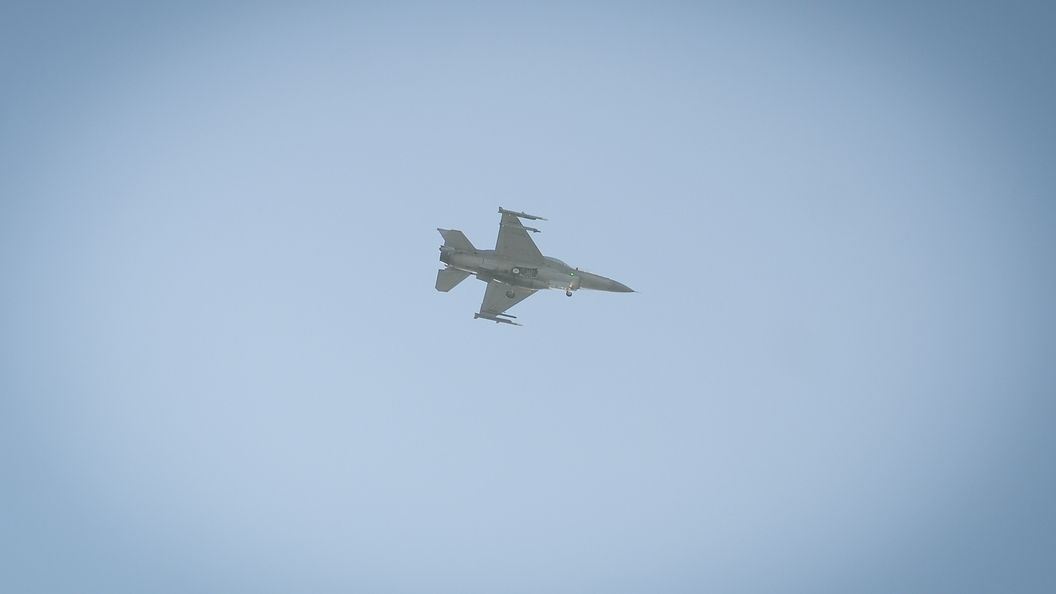 Истребитель F-16 рухнул возле военной базы в США Истребитель F-16 рухнул возле военной базы в США