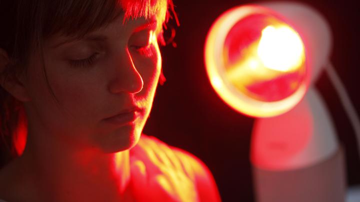 И тебя вылечат. Робот-медик случайно продезинфицировал глаза журналистам на презентации