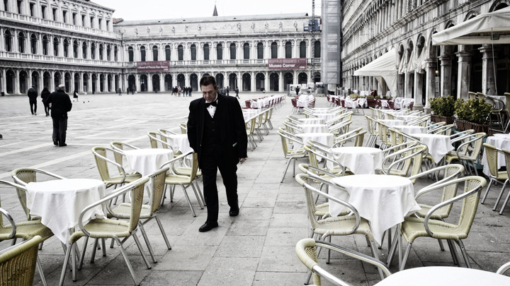 24 часа взаперти с трупом: Сестра итальянского актёра умерла от коронавируса. Врачи не приехали