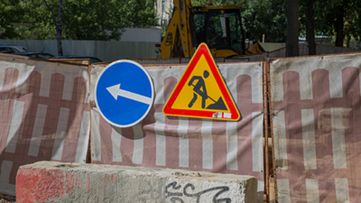 Ноу-хау башкирских дорожников: Ямы залатали брёвнами и дорожными знаками