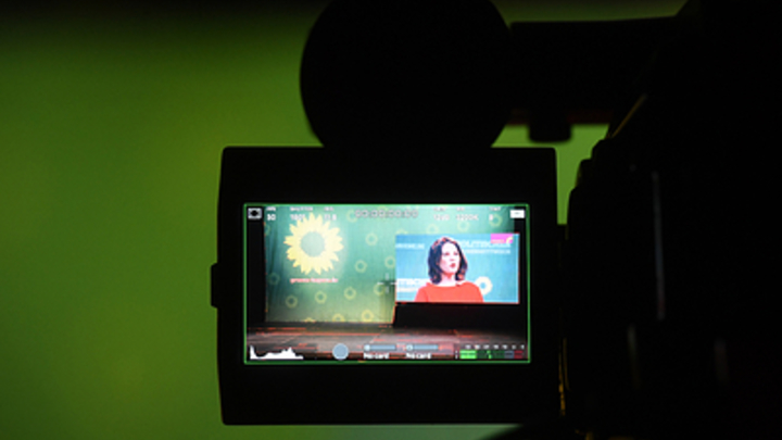 Восторг в прямом эфире: Ведущий прогноза погоды удивил себя и зрителей, случайно ткнув в 3D-карту