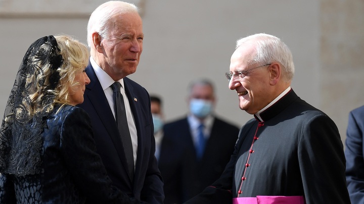 Одна странность и одна шутка: Встречу Байдена и папы римского решили засекретить