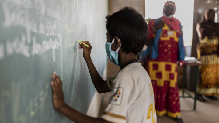 Мигранты развалили голландское правительство. После французских бунтов в Европе начался кризис