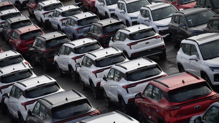 Русская смекалка в деле: Найден способ завозить в Россию дорогие машины и запчасти - NYT