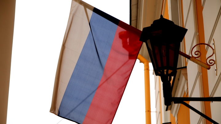 В Ростове дворник сорвал со здания поликлиники флаг России и пытался его сжечь