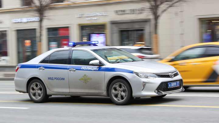 В Красноярске полиция ищет блогера-мигранта, избивавшего людей на камеру