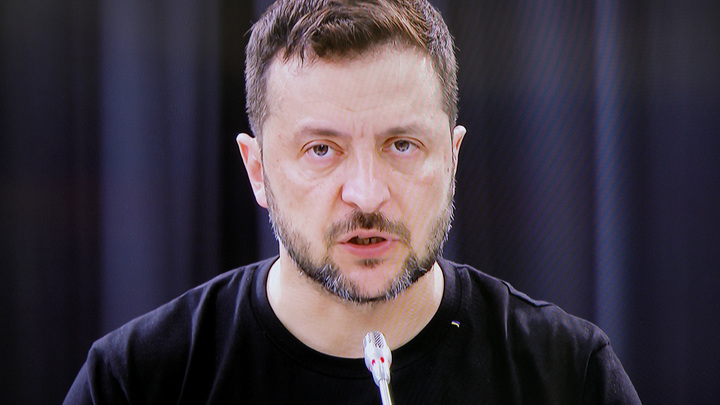 Спонсоры Украины сильно рискуют. Платить по счетам Зеленскому придётся натурой