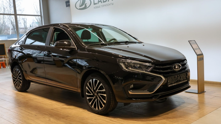 АвтоВАЗ сокращает производство седанов Lada Aura. Почему машин станет меньше