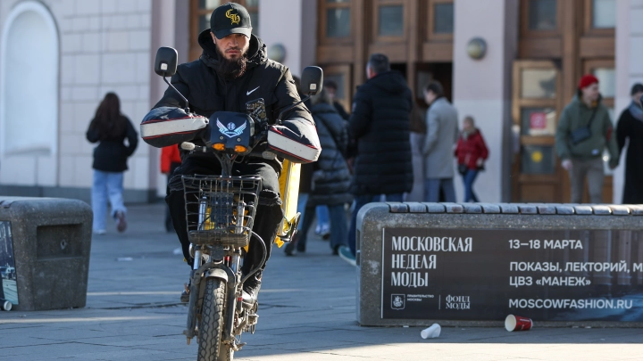 РБК: В Москве курьерам платят больше, чем людям с высшим образованием