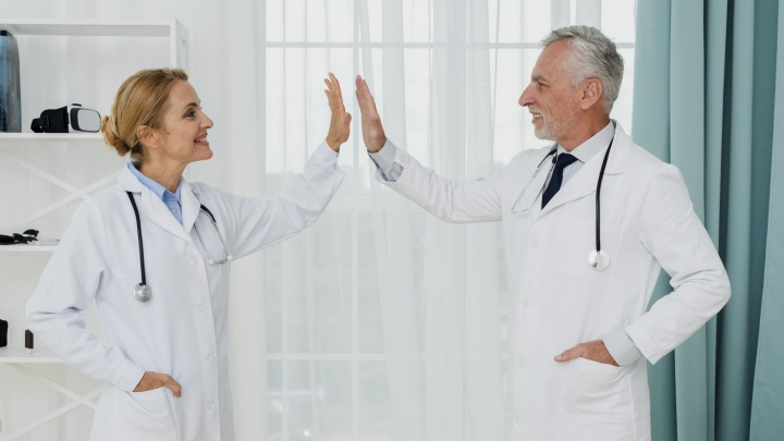 Пациент на полу, медики беседуют: 20 минут бездействия стоили американцу жизни