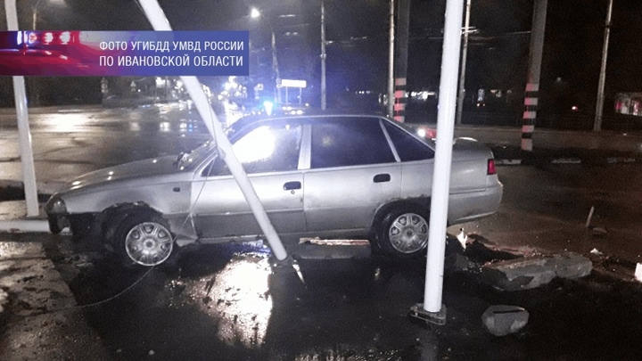 В Иванове пьяный водитель «Дэу» протаранил флагштоки на кольце у автовокзала