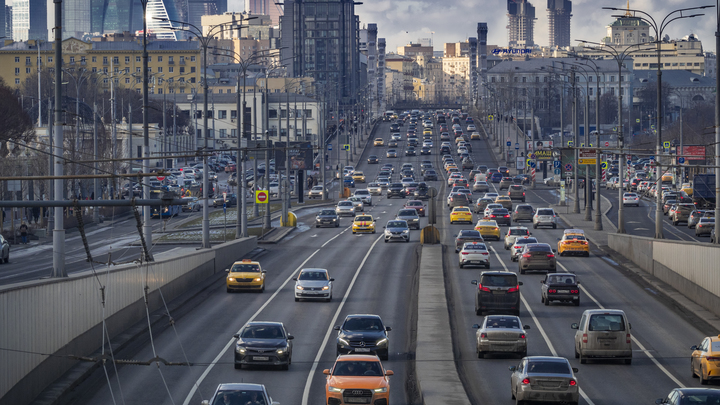 Центральную магистраль Москвы перекрыли из-за мигранта