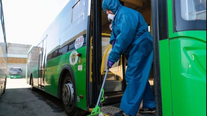 Семья опаснее автобуса: ученые назвали самые частые источники заражения коронавирусом