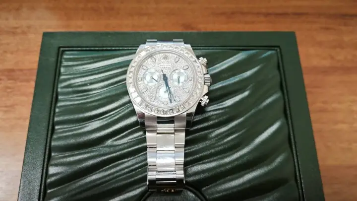 В Шереметьево задержали женщину с часами Rolex за 12 миллионов рублей