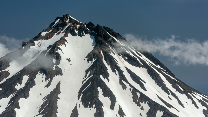 Опытный альпинист Вавиленок сорвался в двойке: Появились подробности трагедии на камчатском вулкане