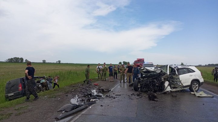 Два человека разбились насмерть в ДТП с двумя иномарками в Новосибирской области