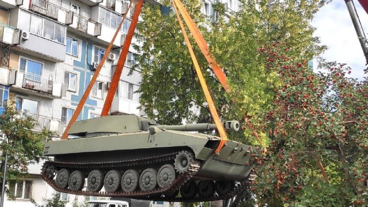 В сквере Жукова в Новокузнецке установили самоходную гаубицу