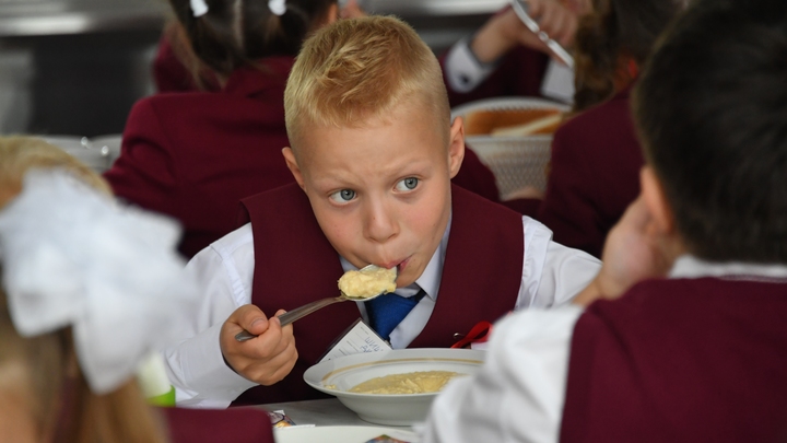 Мэр Сургута поручил чиновникам есть школьную еду