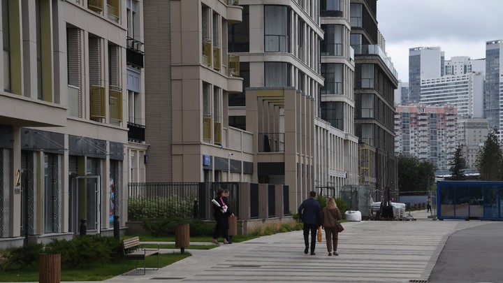 Мужчина в шортах гулял по карнизу многоэтажки в Екатеринбурге