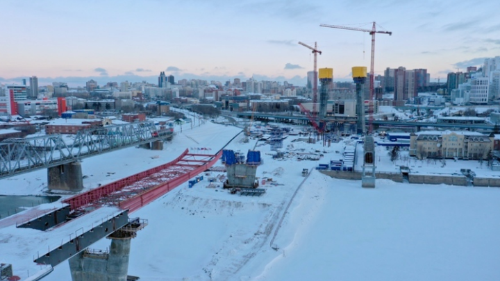 Выезд со стройплощадки моста в Новосибирске перекрыли из-за долгов