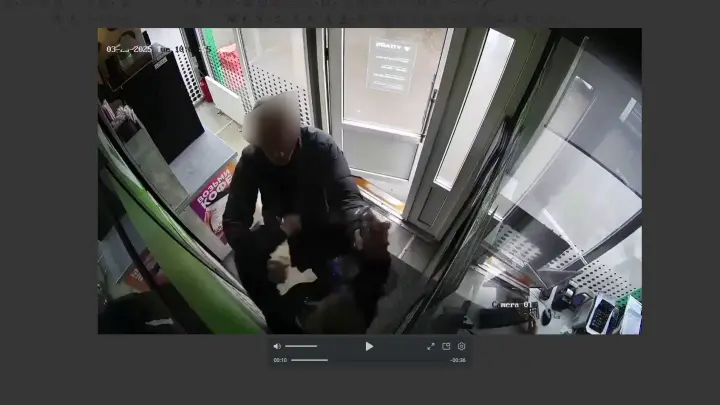 70-летний водитель маршрутки в Подмосковье избил на заправке девушку