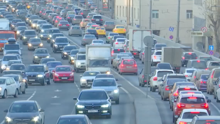 Уже локдаун? Наряды ДПС выставили на выездах из Москвы из-за COVID