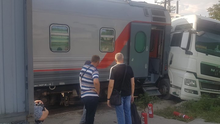 В Ростове фура врезалась в тепловоз