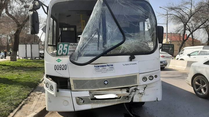 Появились фото с места столкновения двух автобусов на проспекте Шолохова в Ростове 24 марта