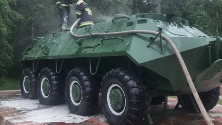 В парке Богородска неизвестные подожгли выставочный бронетранспортёр