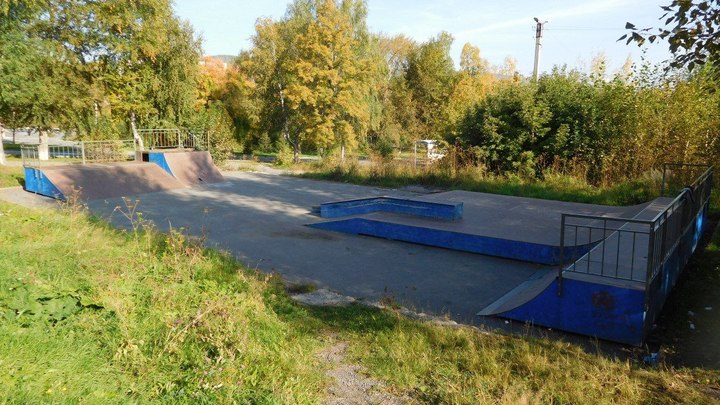 В Челябинской области 10-летний мальчик на самокате провалился внутрь скейт-площадки