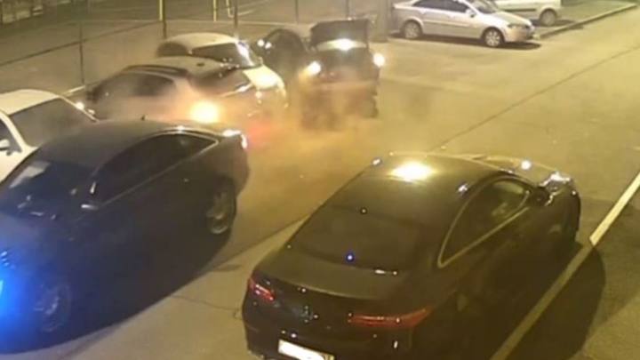 В Краснодаре водитель иномарки ночью протаранил три припаркованные машины