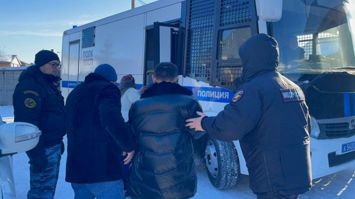 В Екатеринбурге полиция провела рейд в цыганском посёлке