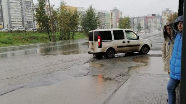 Власти Челябинска сообщили телефон для жалоб на лужи на дорогах