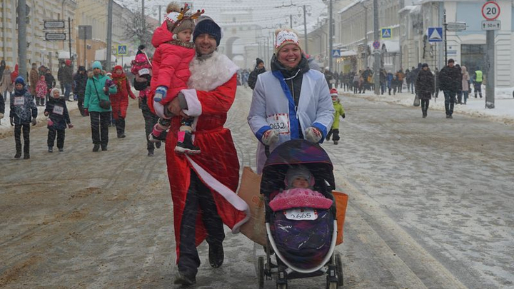 Во Владимире на два часа перекрыли центр города ради бега 500 Дедов Морозов и Снегурочек