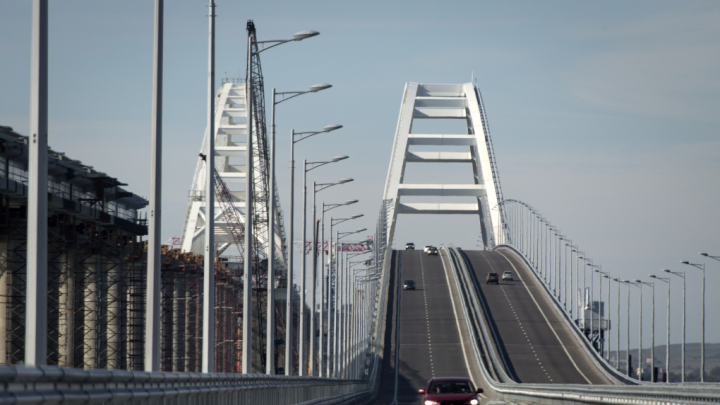 На Крымском мосту временно перекрыли движение