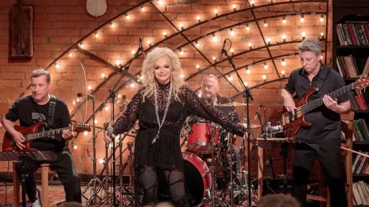 Лариса Долина спела о боли и кровной мести после передачи квартиры Лурье