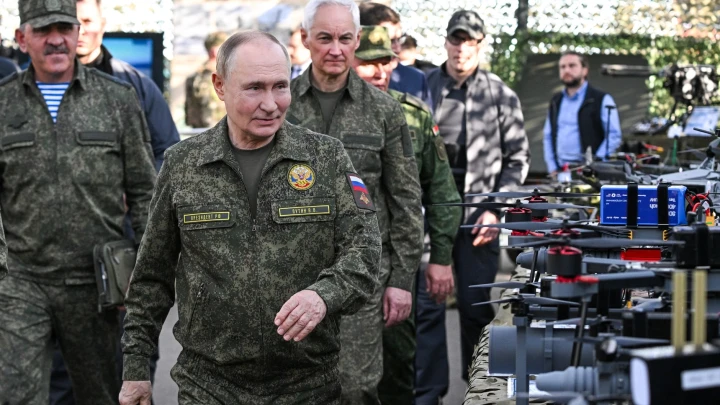 В Кремле объяснили появление Путина в военной форме. Всё не так, как многим показалось