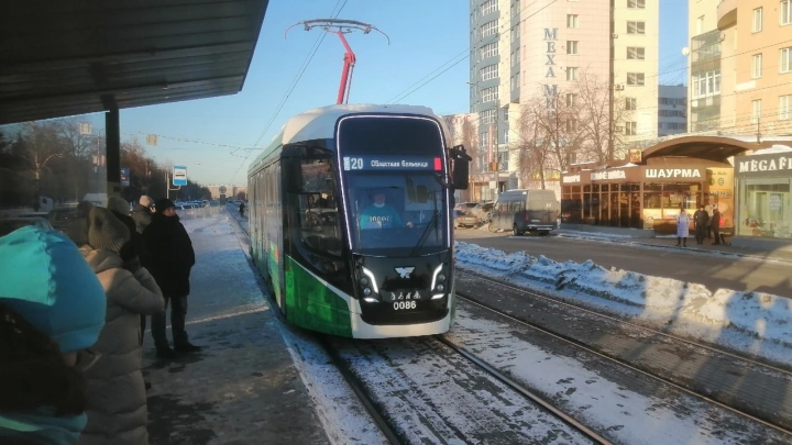 Женщина ударилась о трамвай и погибла на остановке в Челябинске