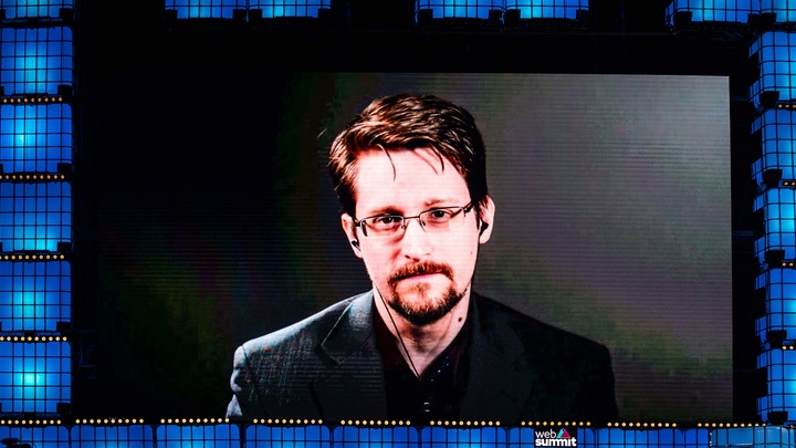 Лично Путин заставил: В соцсетях предсказали реакцию на решение Сноудена остаться в России, получив ВНЖ